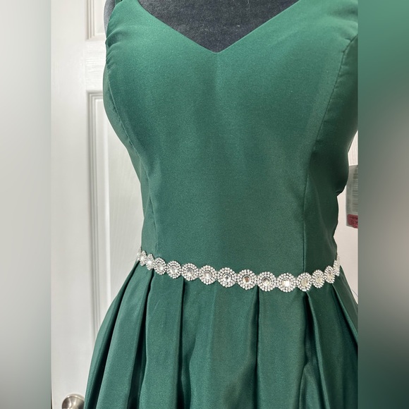Blondie Nites Emerald Gown w/ Crystal Details size 1 NWT 
Aline Satin Never Worn - Picture 4 of 16